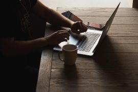 hombre redactando una nota de prensa en una laptop